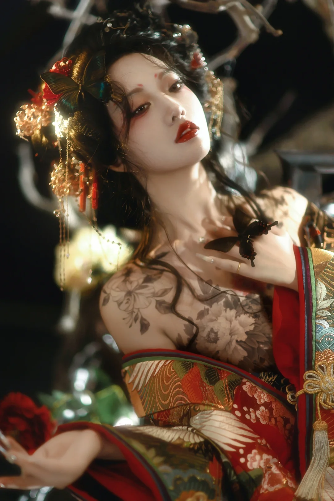 市列珠玑，户盈罗绮竞豪奢。