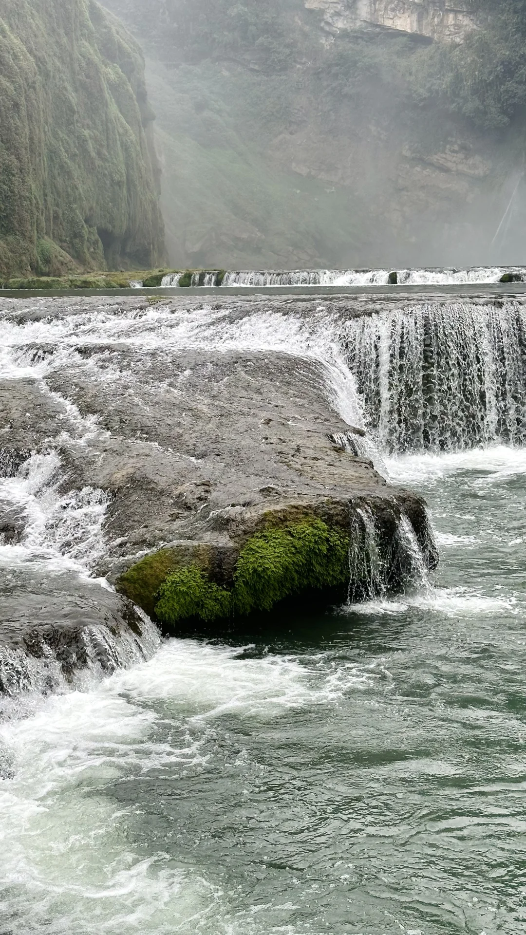 总要看一遍课本里的黄果树大瀑布吧