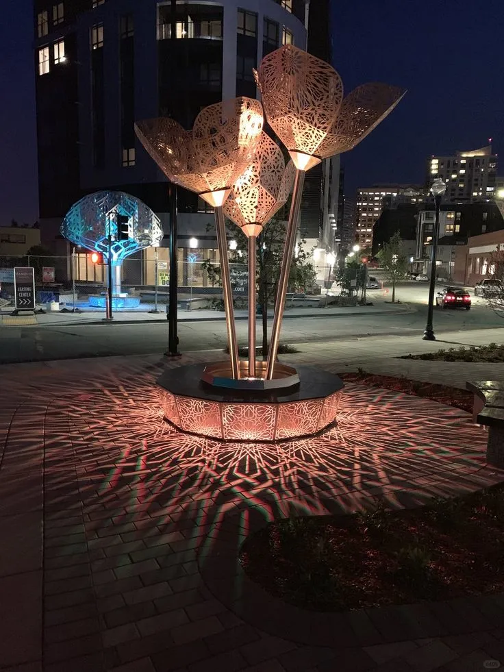 💐景区新宠！ 灯光花雕塑打造梦幻打卡地