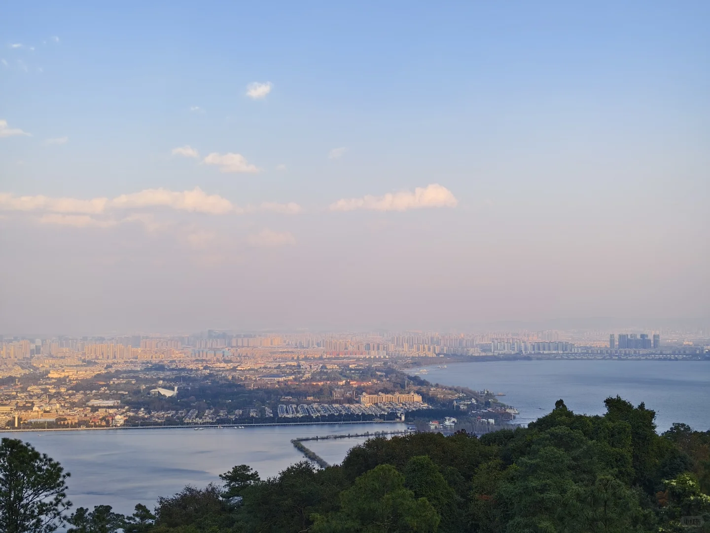 爬西山，好不容易走到售票处景区关门了。