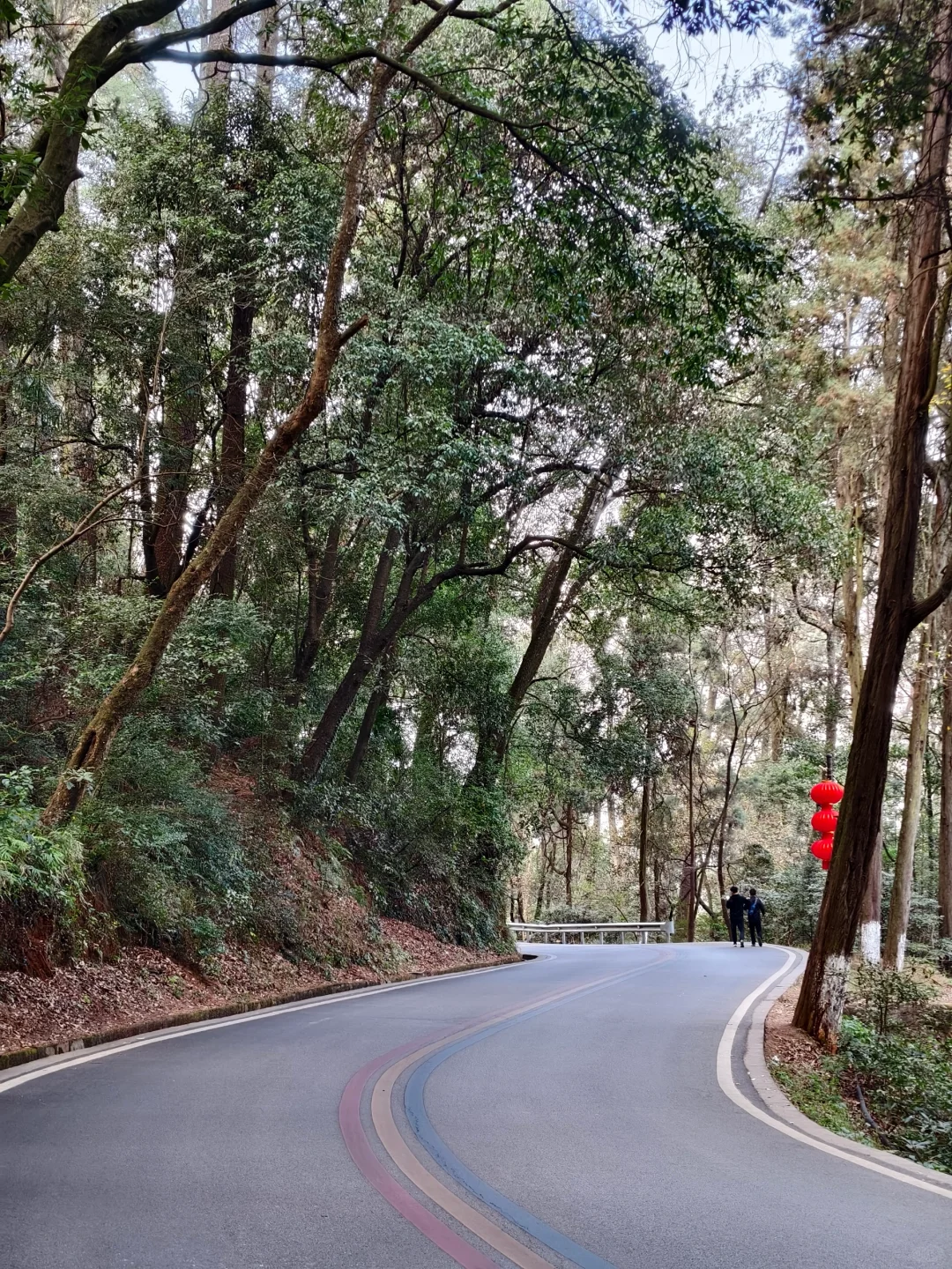 爬西山，好不容易走到售票处景区关门了。