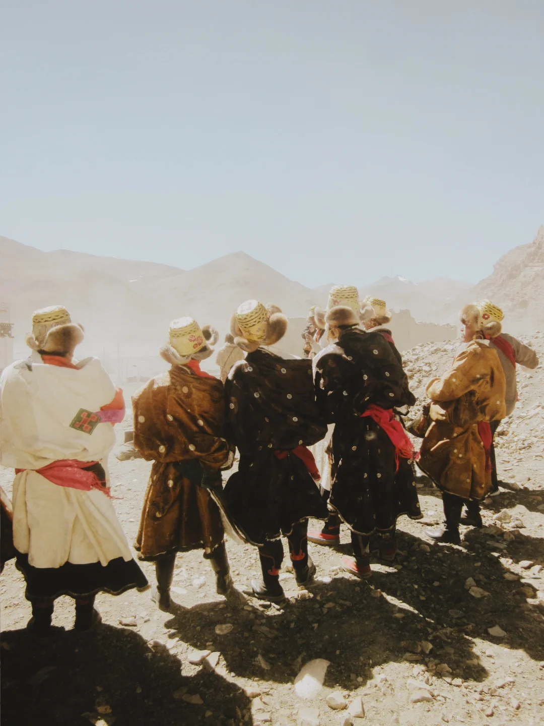 盛大的，荒芜的，神性的