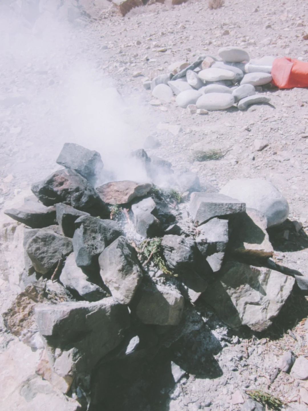 盛大的，荒芜的，神性的