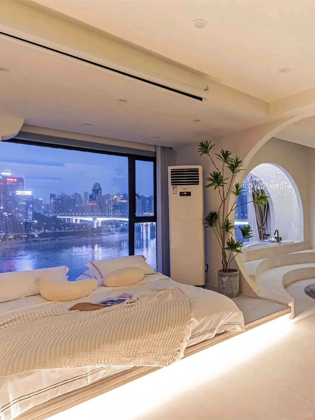 重庆!解放碑!!129俩人😭😭不想退房