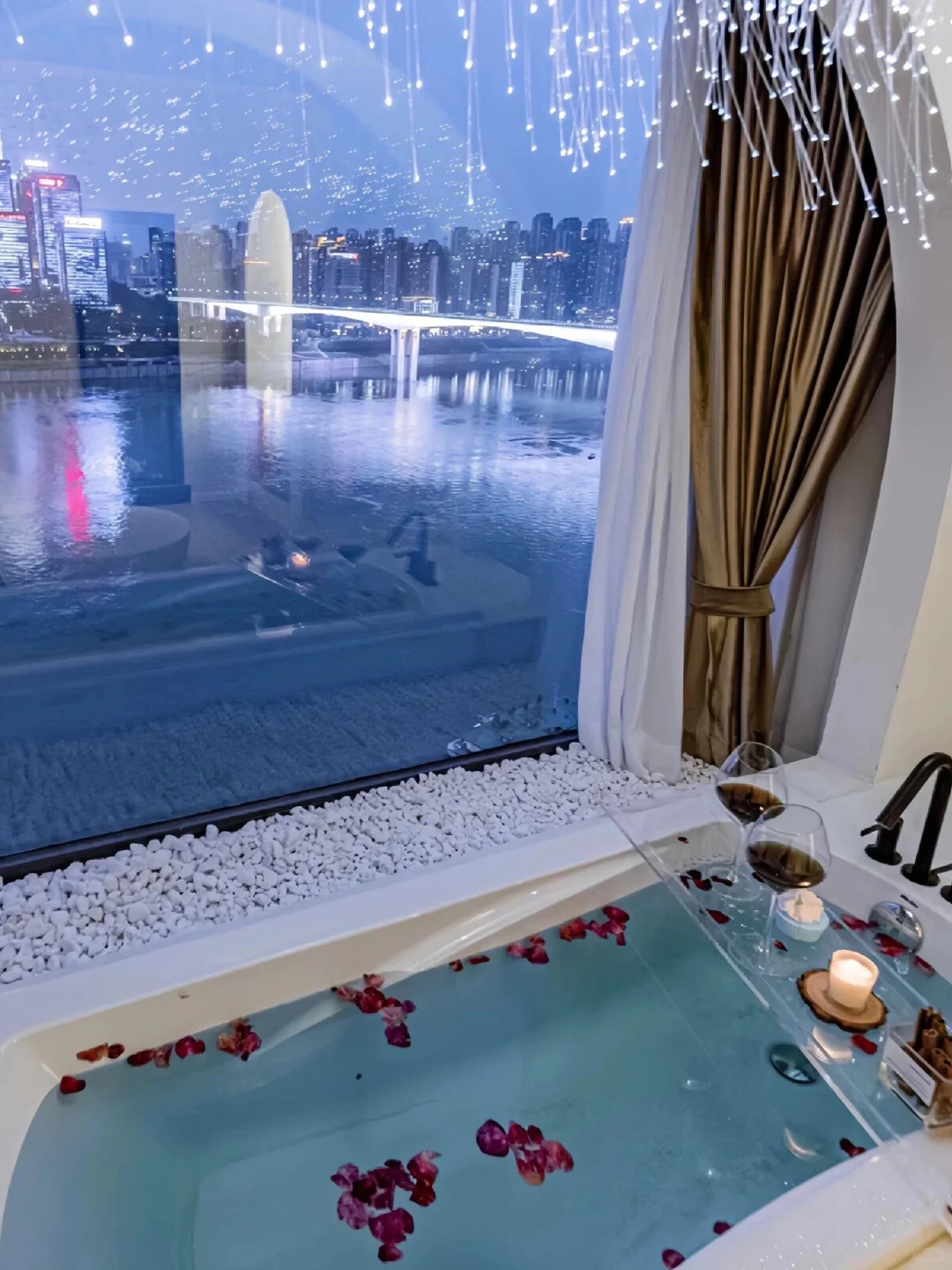 重庆!解放碑!!129俩人😭😭不想退房