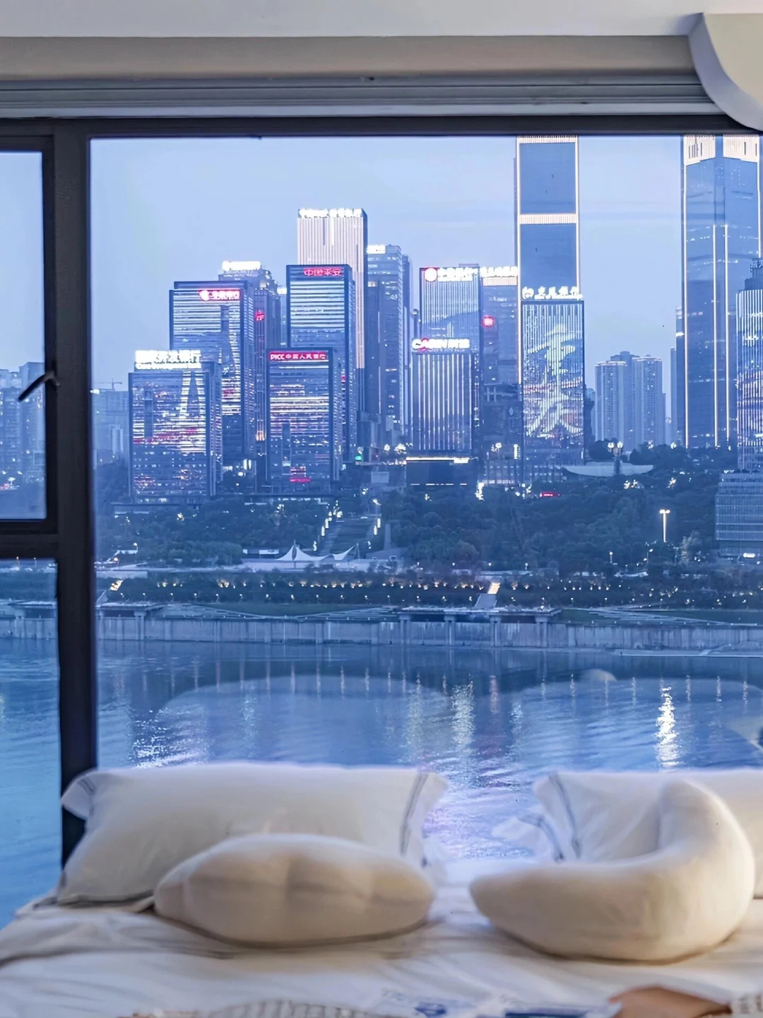 重庆!解放碑!!129俩人😭😭不想退房