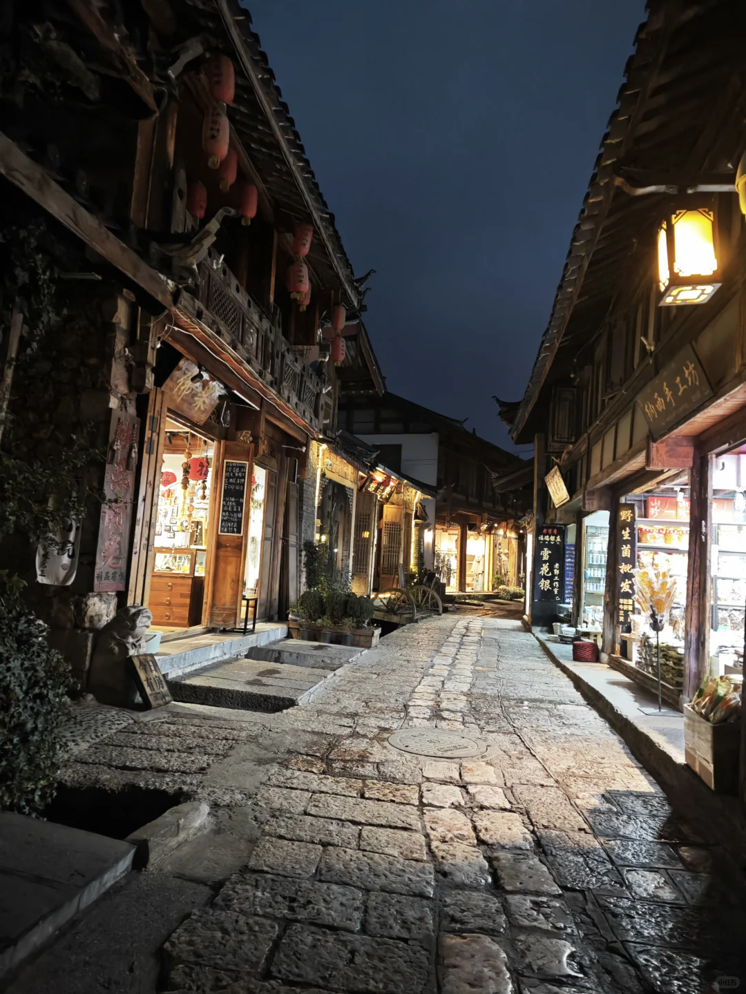 今年的旅游业太可怕了，昨晚7的古镇！