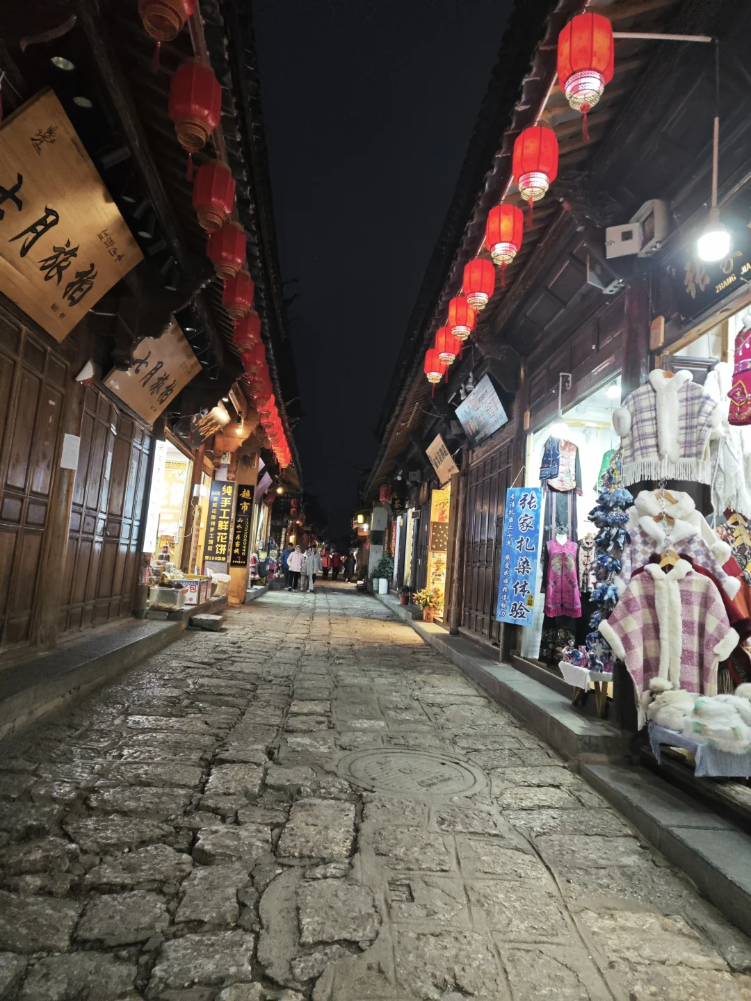 今年的旅游业太可怕了，昨晚7的古镇！