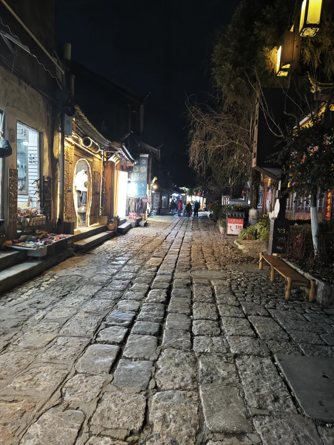 今年的旅游业太可怕了，昨晚7的古镇！