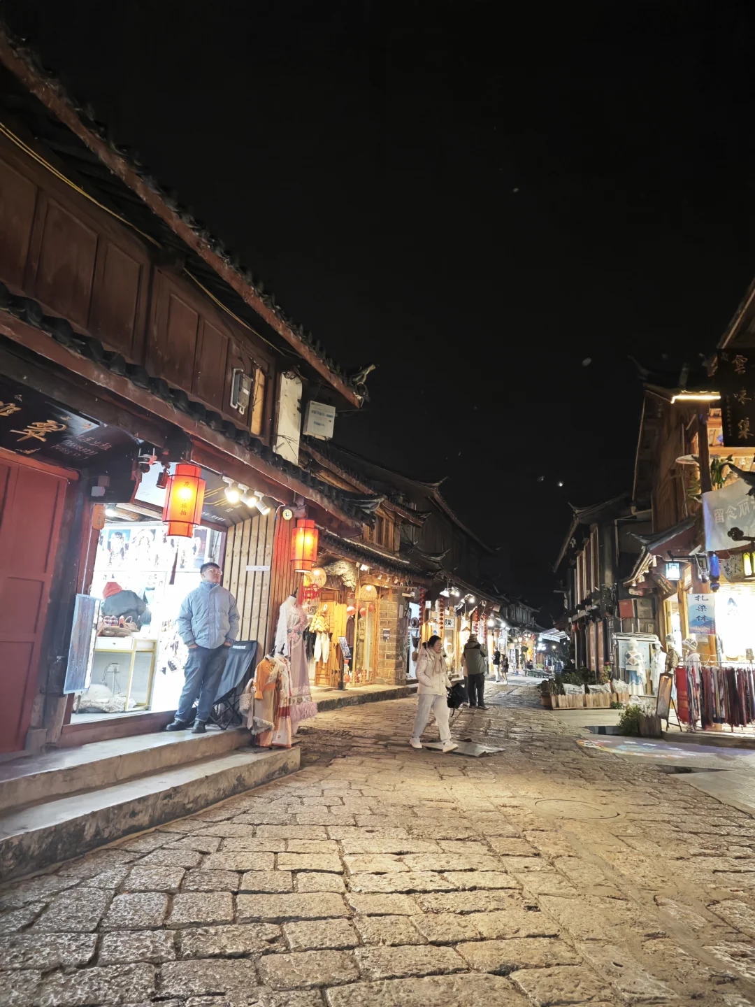 今年的旅游业太可怕了，昨晚7的古镇！