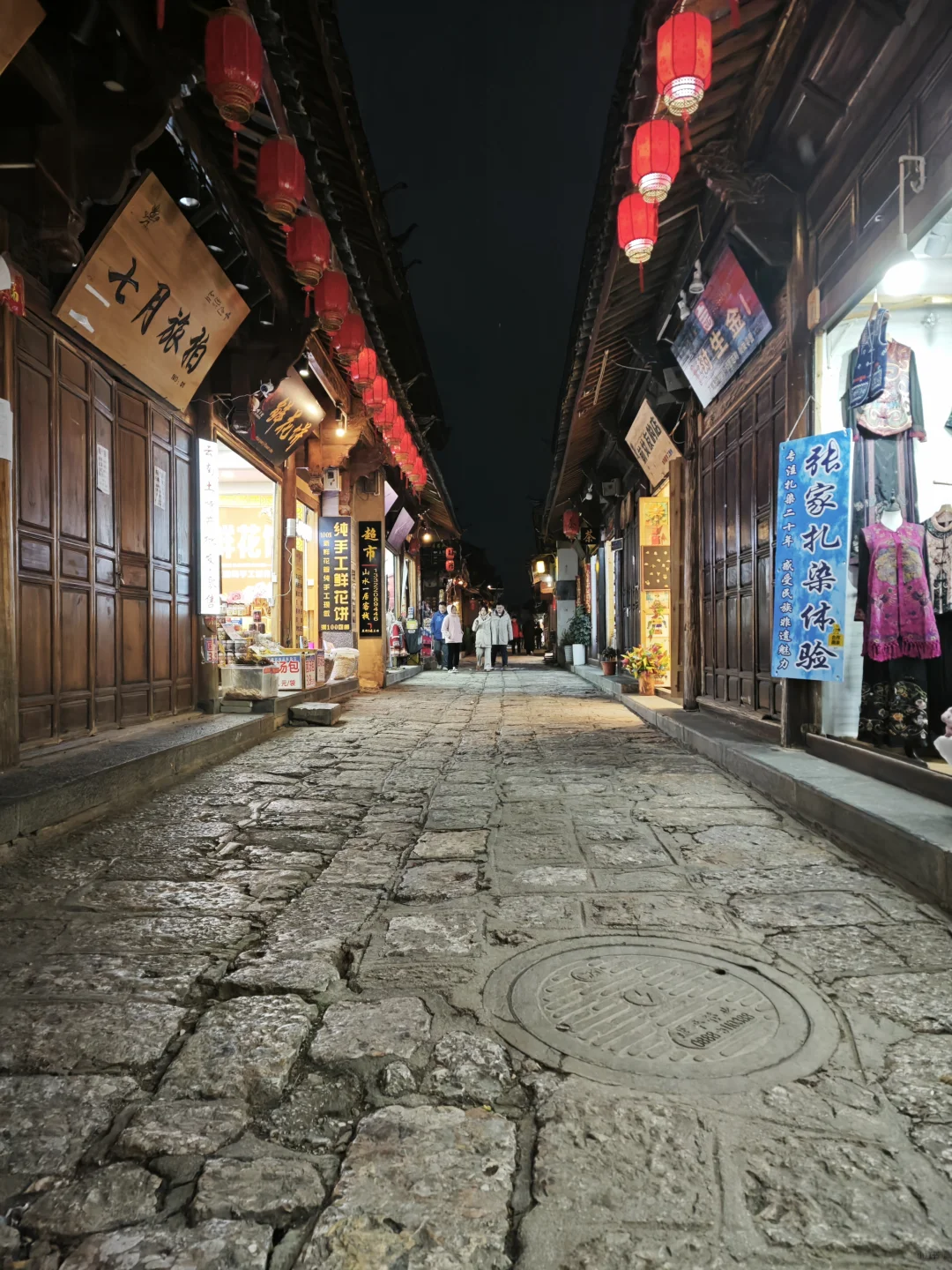 今年的旅游业太可怕了，昨晚7的古镇！