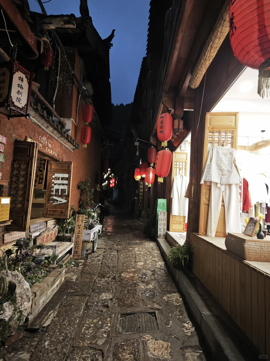 今年的旅游业太可怕了，昨晚7的古镇！