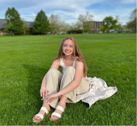 老外景区吸烟被大爷