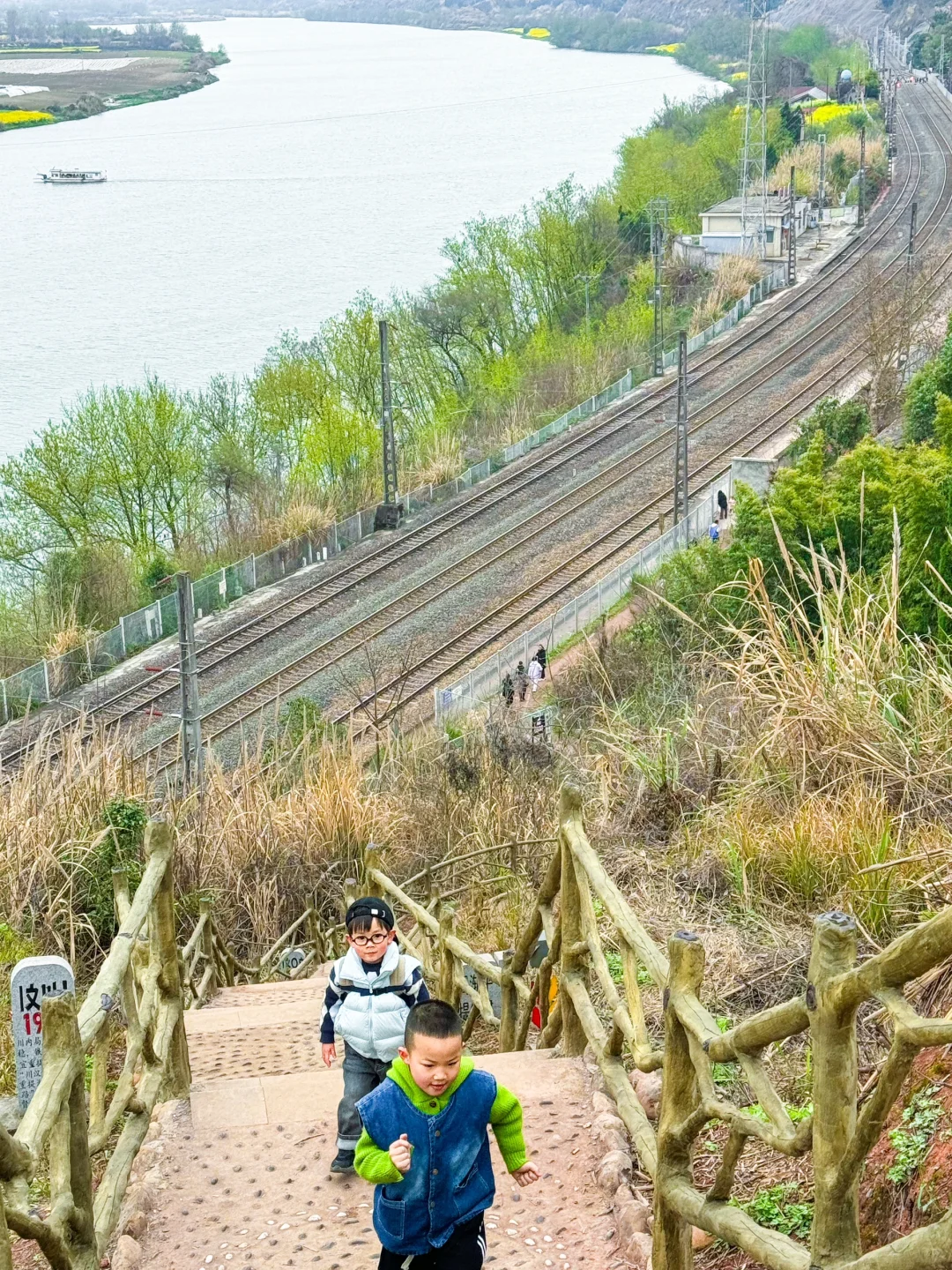 成都1h｜绝美山脊徒步路！赏花🌸看火车🚞坐船