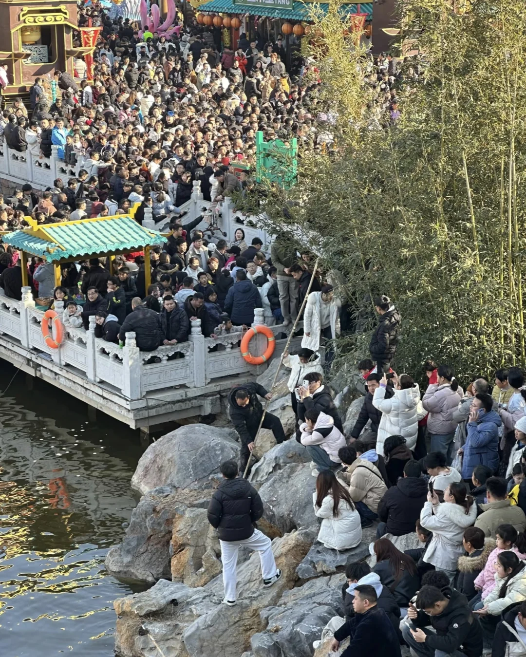 管理跟不上，游客拥挤滞留，景区免票对不对