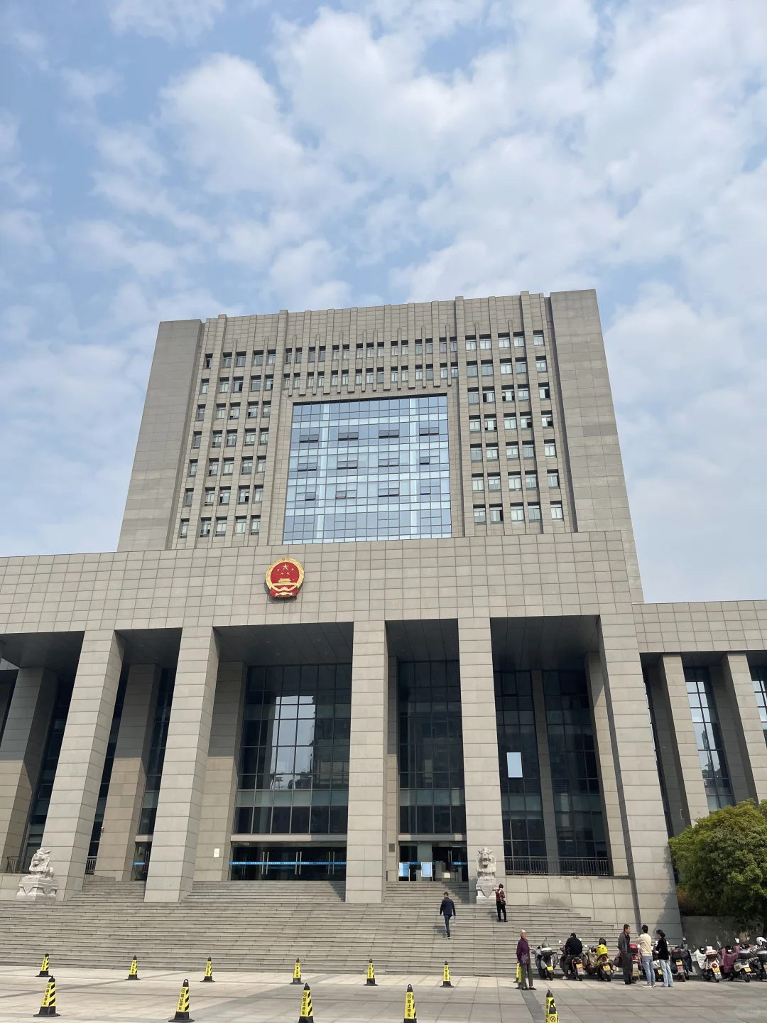 板板正正的天台法院，旁边都是小吃店🥳