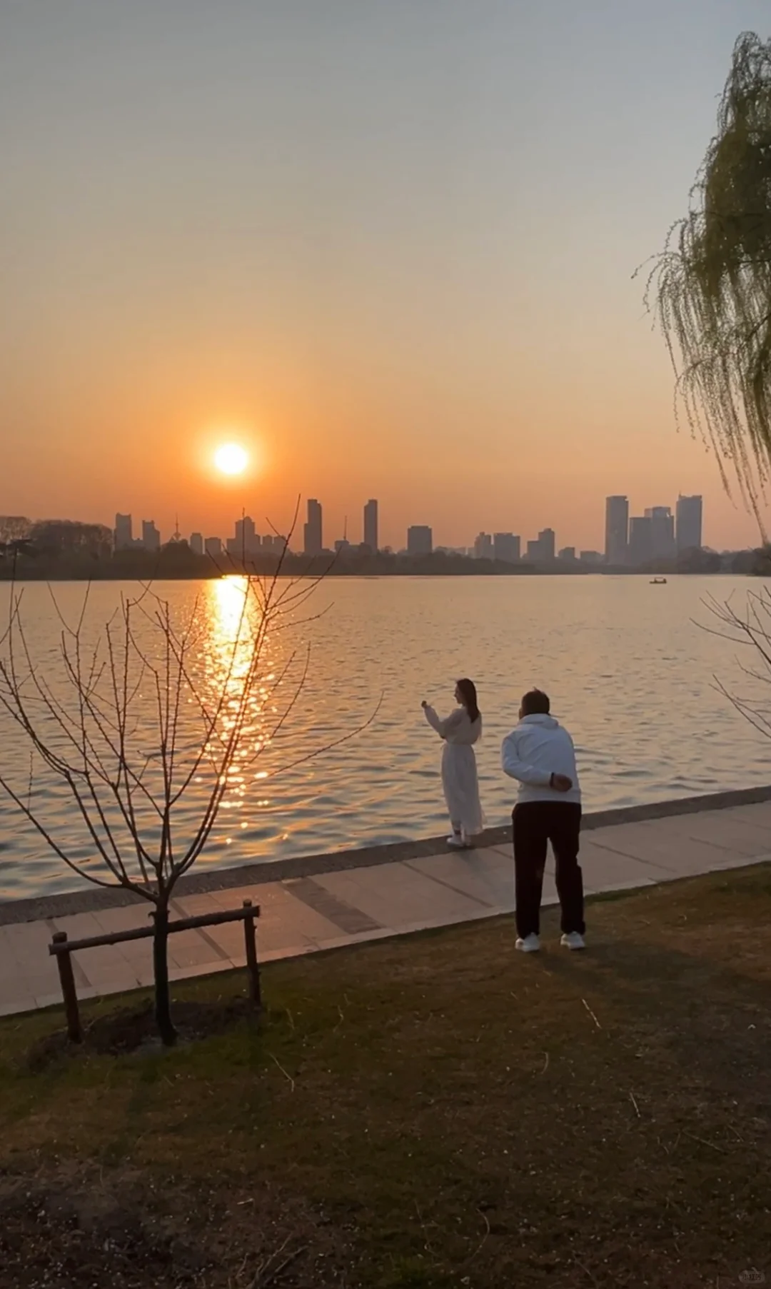 世间的一切美好不过一场温柔的落日斜阳