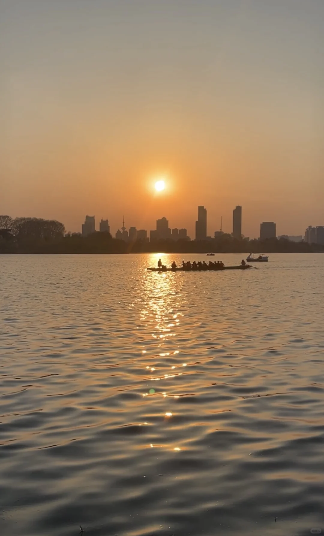 世间的一切美好不过一场温柔的落日斜阳