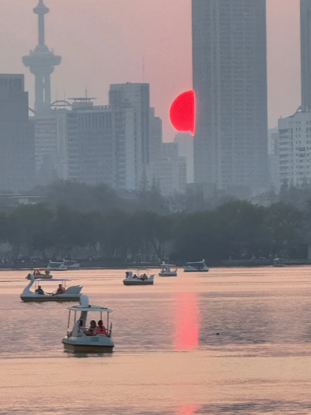 南京落日丨跟着 XHS 看玄武湖的落日晚霞