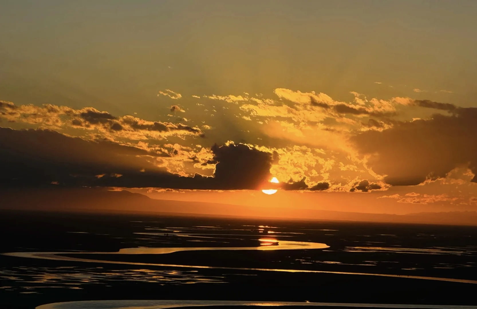 伊犁本地包车司机：优惠特价每天800！含：加油