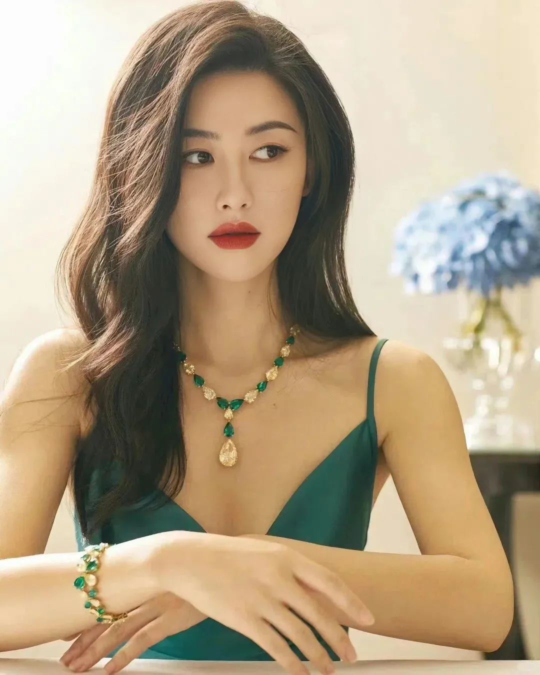 讲真的...有点看不懂朱珠的脸了......