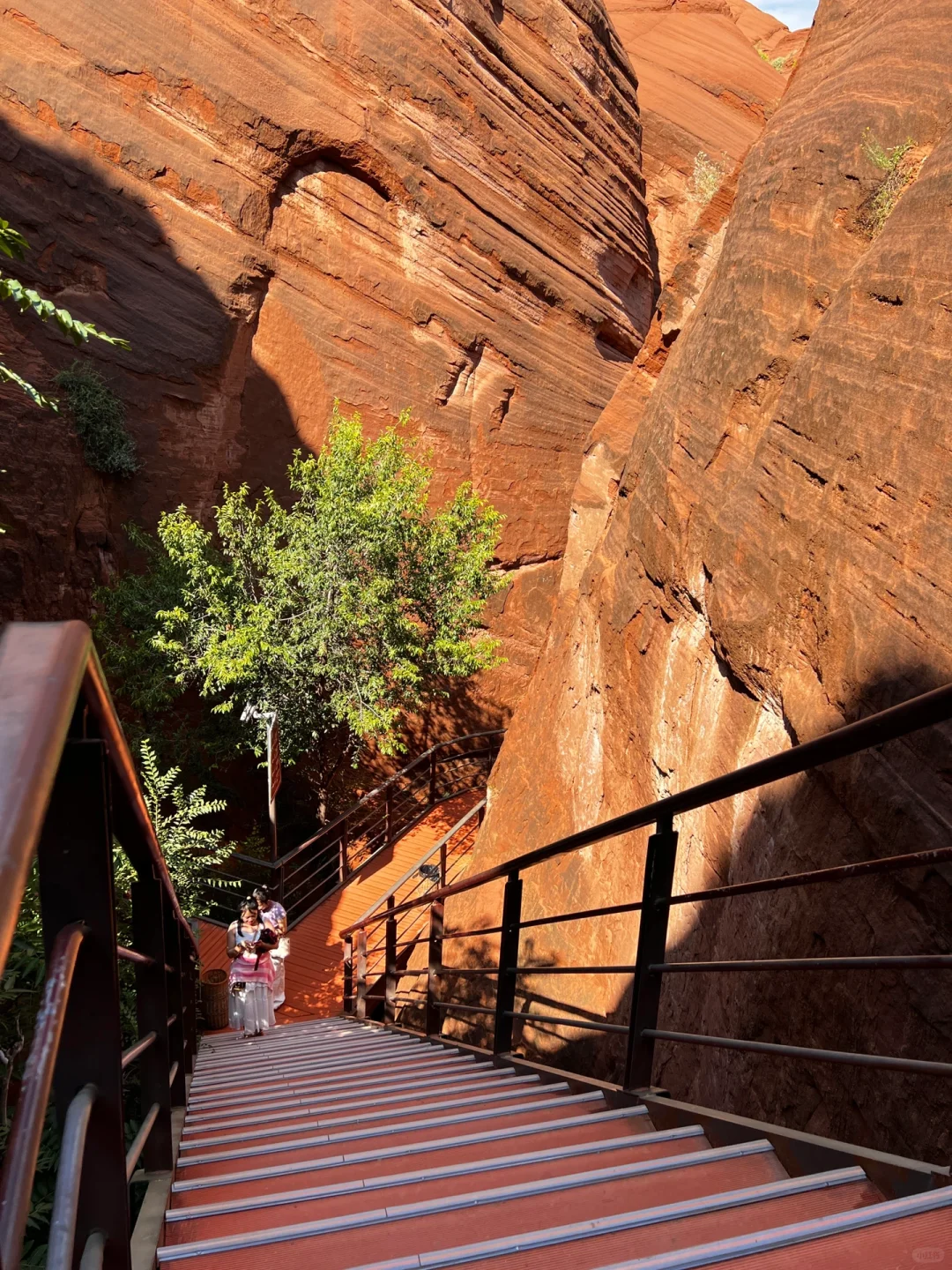 逃离到“火星表面”当一天沙丘女战士