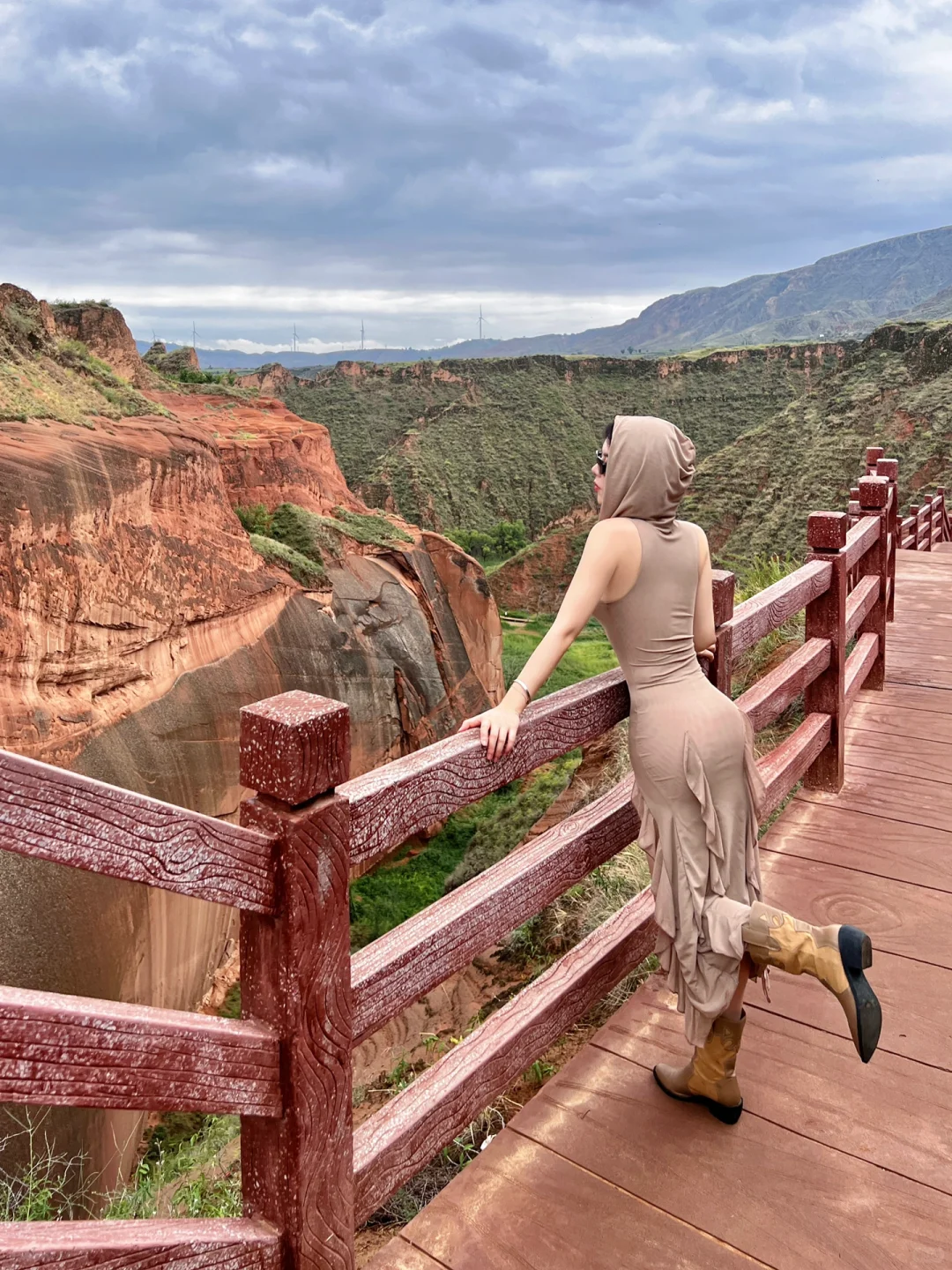 逃离到“火星表面”当一天沙丘女战士