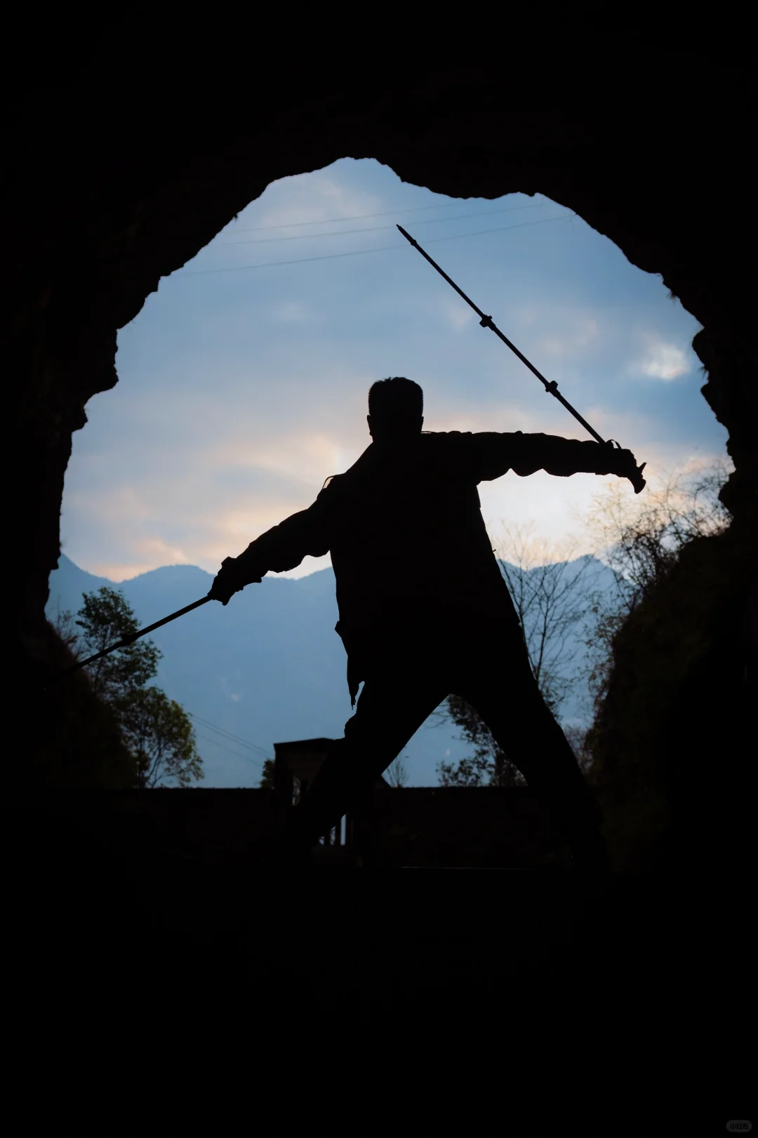 四川春日徒步天花板!爬悬崖天梯赏辛夷花海