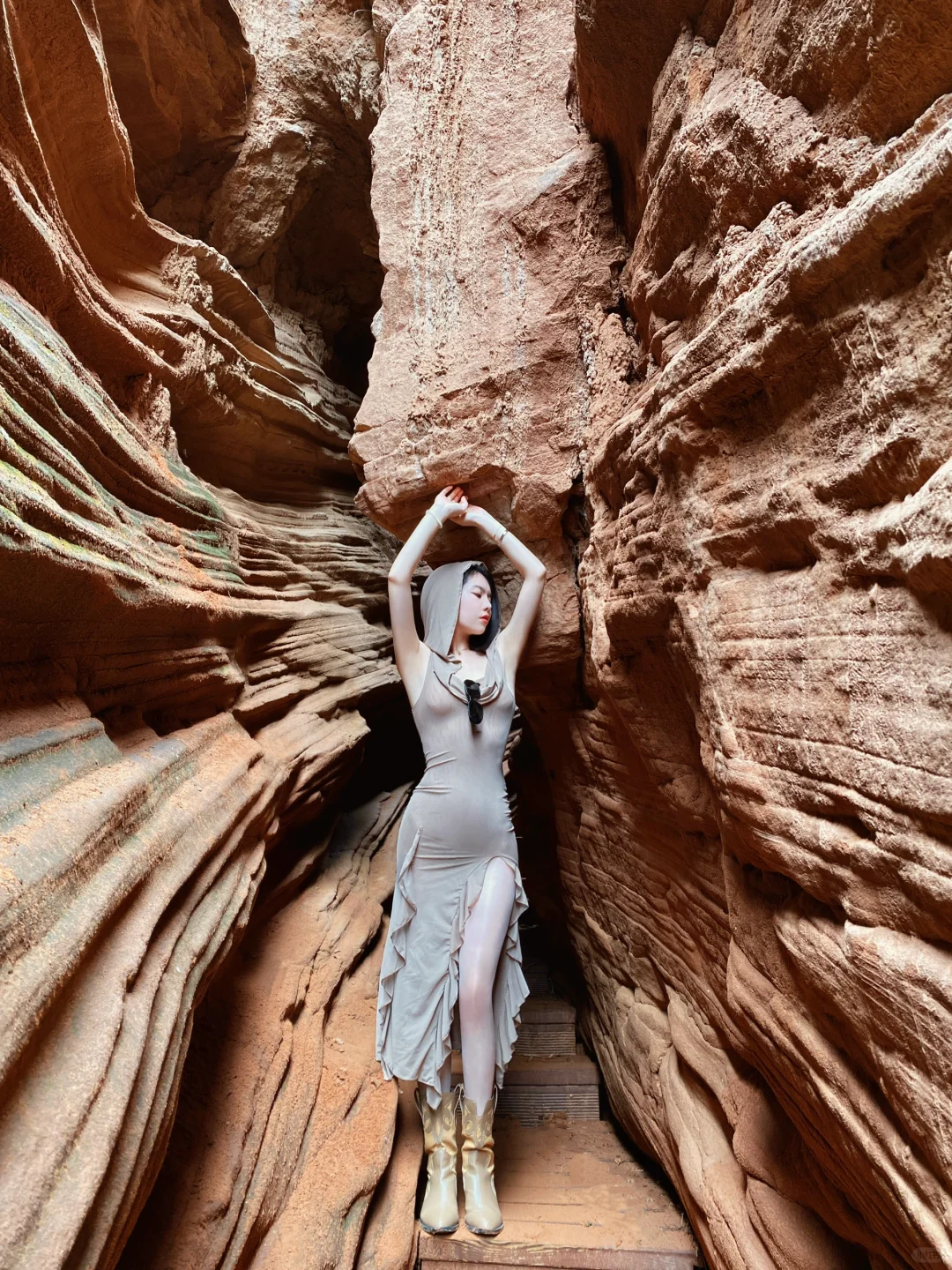 逃离到“火星表面”当一天沙丘女战士