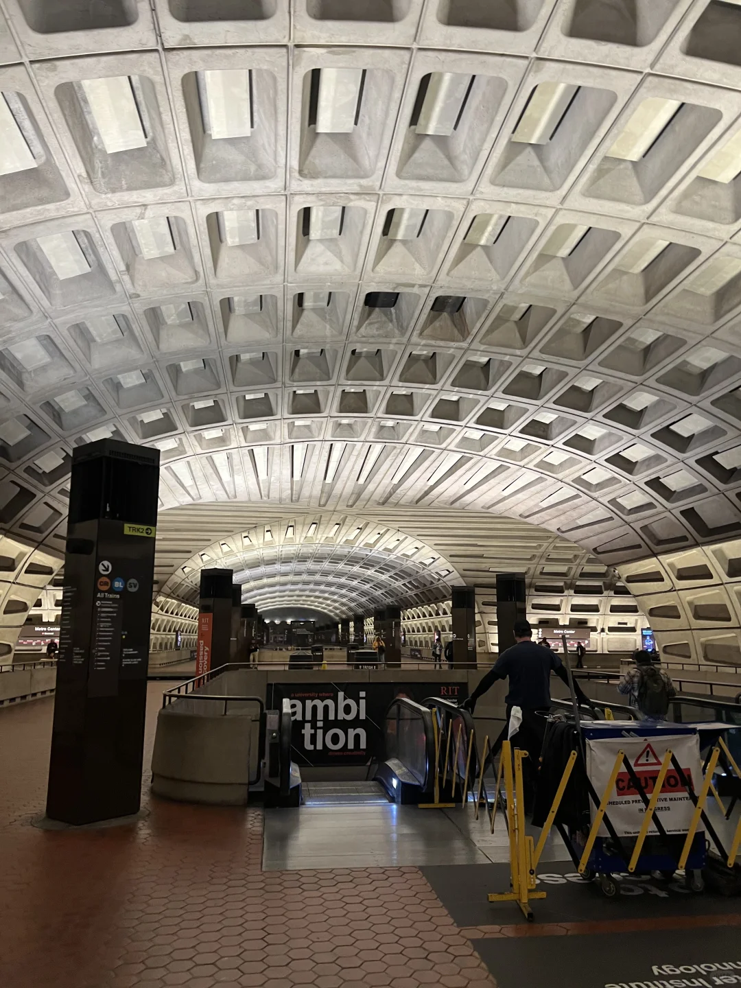 在华盛顿,坐地铁像逛美术馆,简直是一种享受