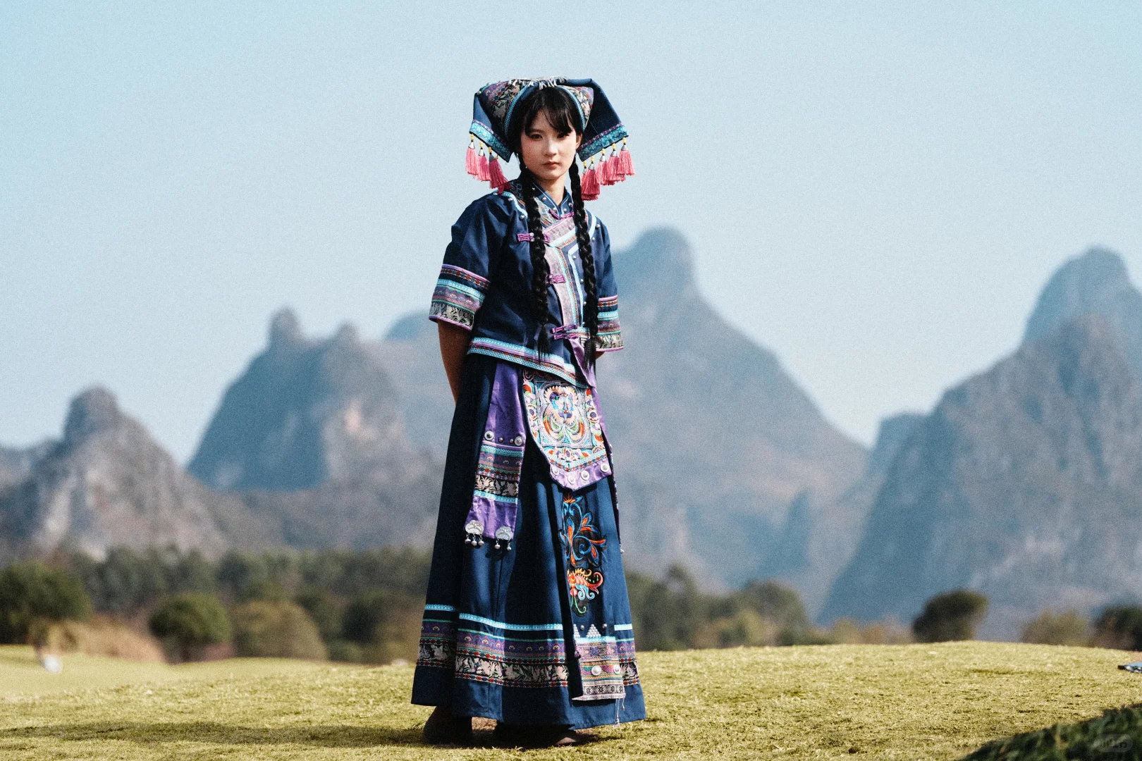 彩锦绣出多情的美 多情的心儿随她飞耶