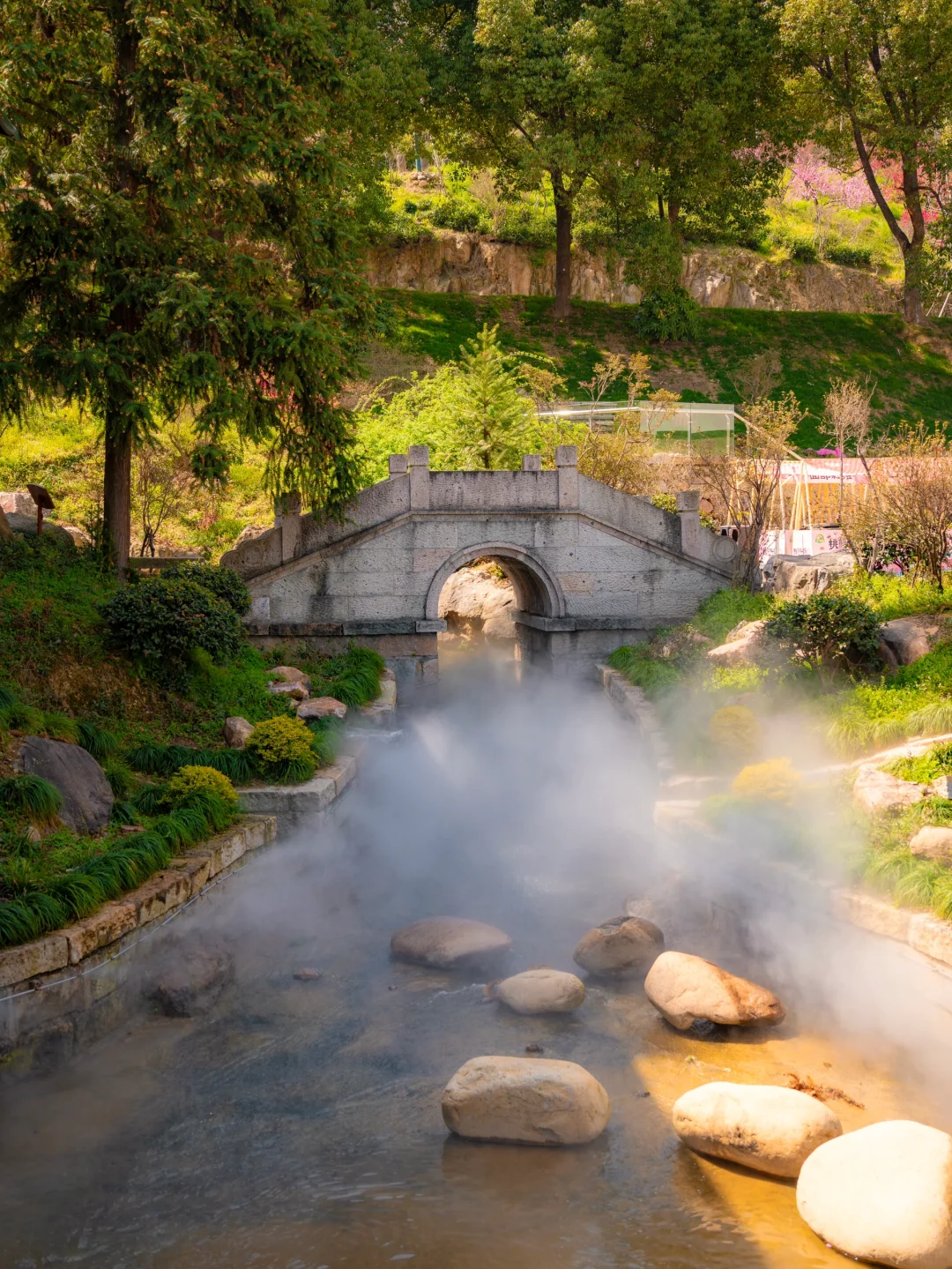 在湖州，坐上开往春天的漫画小火车
