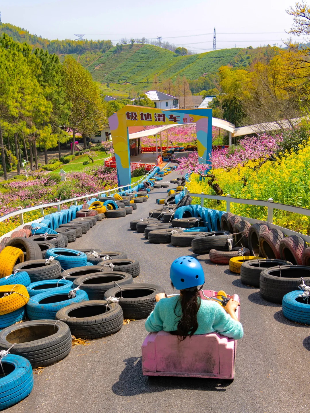 在湖州，坐上开往春天的漫画小火车