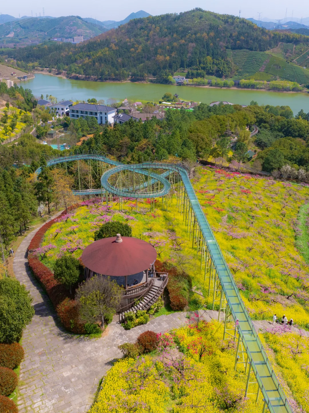 在湖州，坐上开往春天的漫画小火车