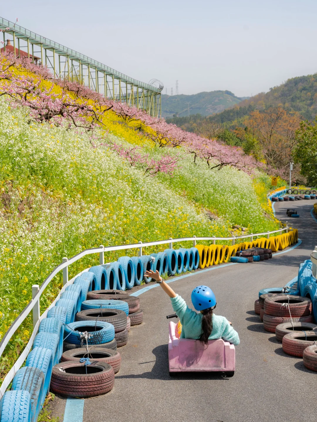 在湖州，坐上开往春天的漫画小火车