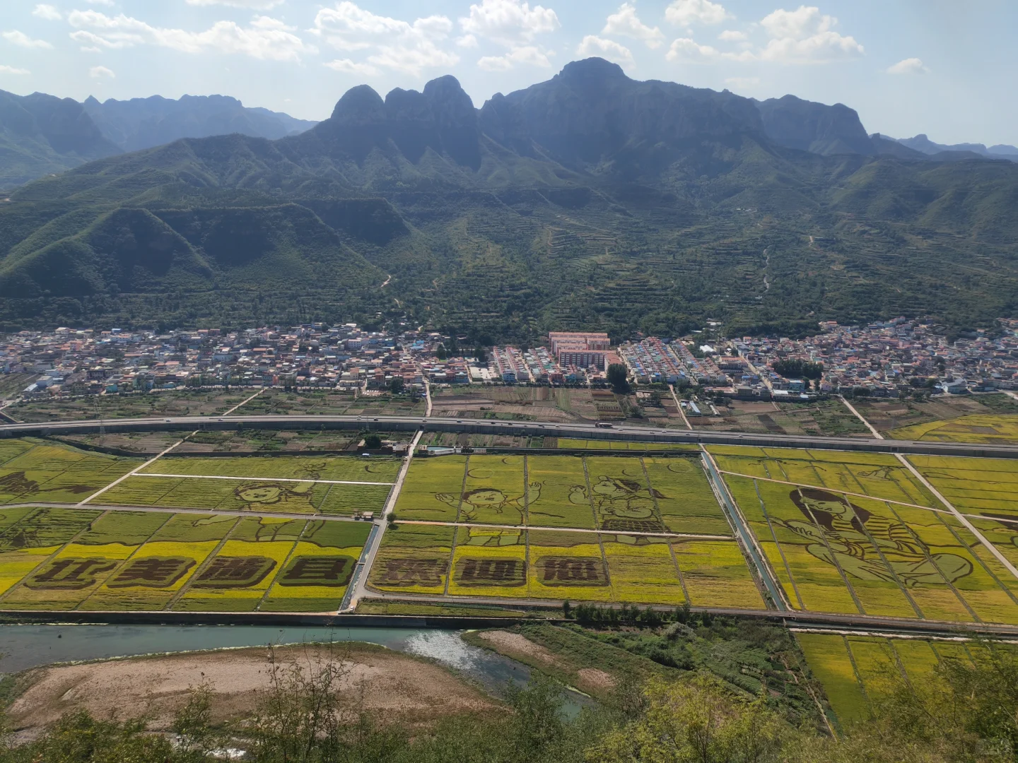 家人们,来涉县一定要来打卡韩王九寨稻田画