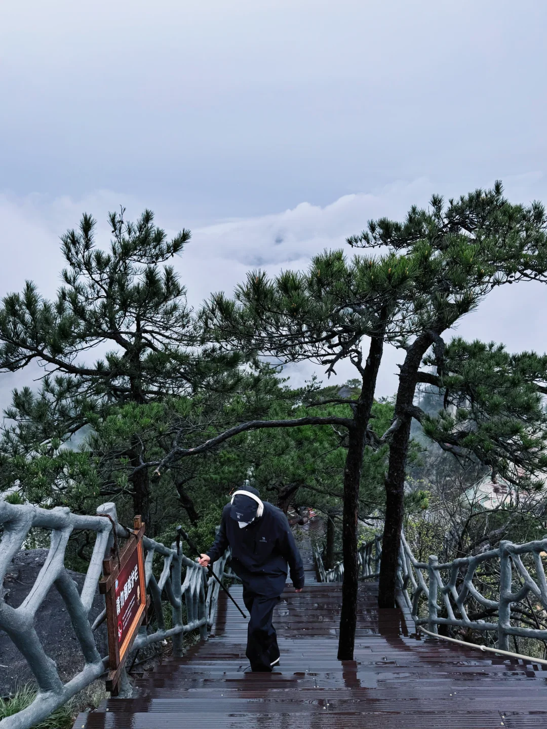 江西出现了新型爬山方式！悬崖动车他来了……