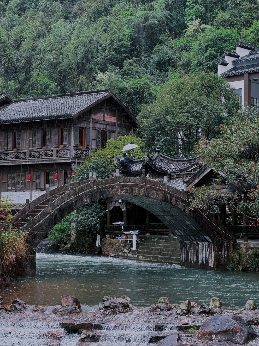 江西出现了新型爬山方式！悬崖动车他来了……