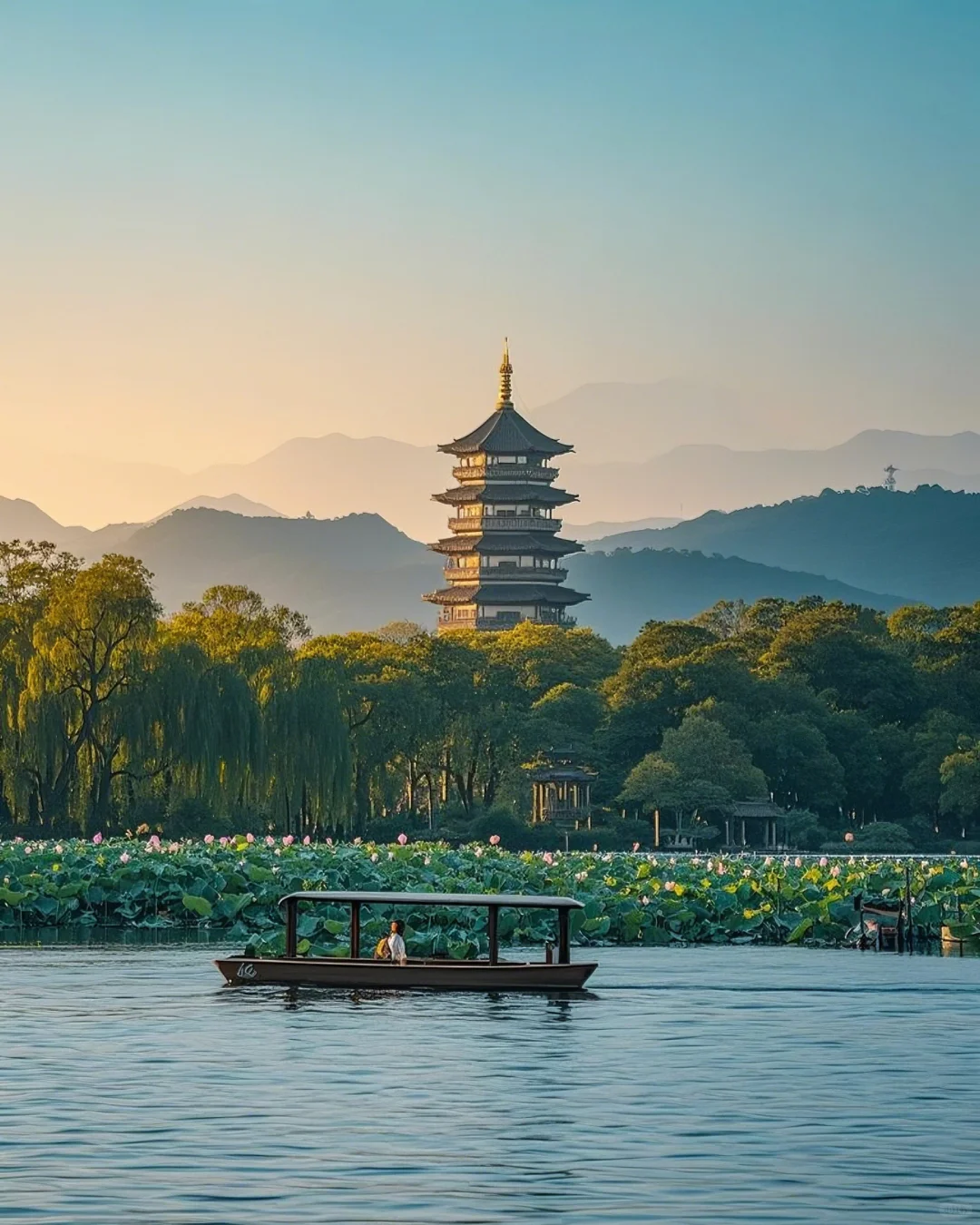 标题：🌸邂逅！西湖边的诗意浪漫