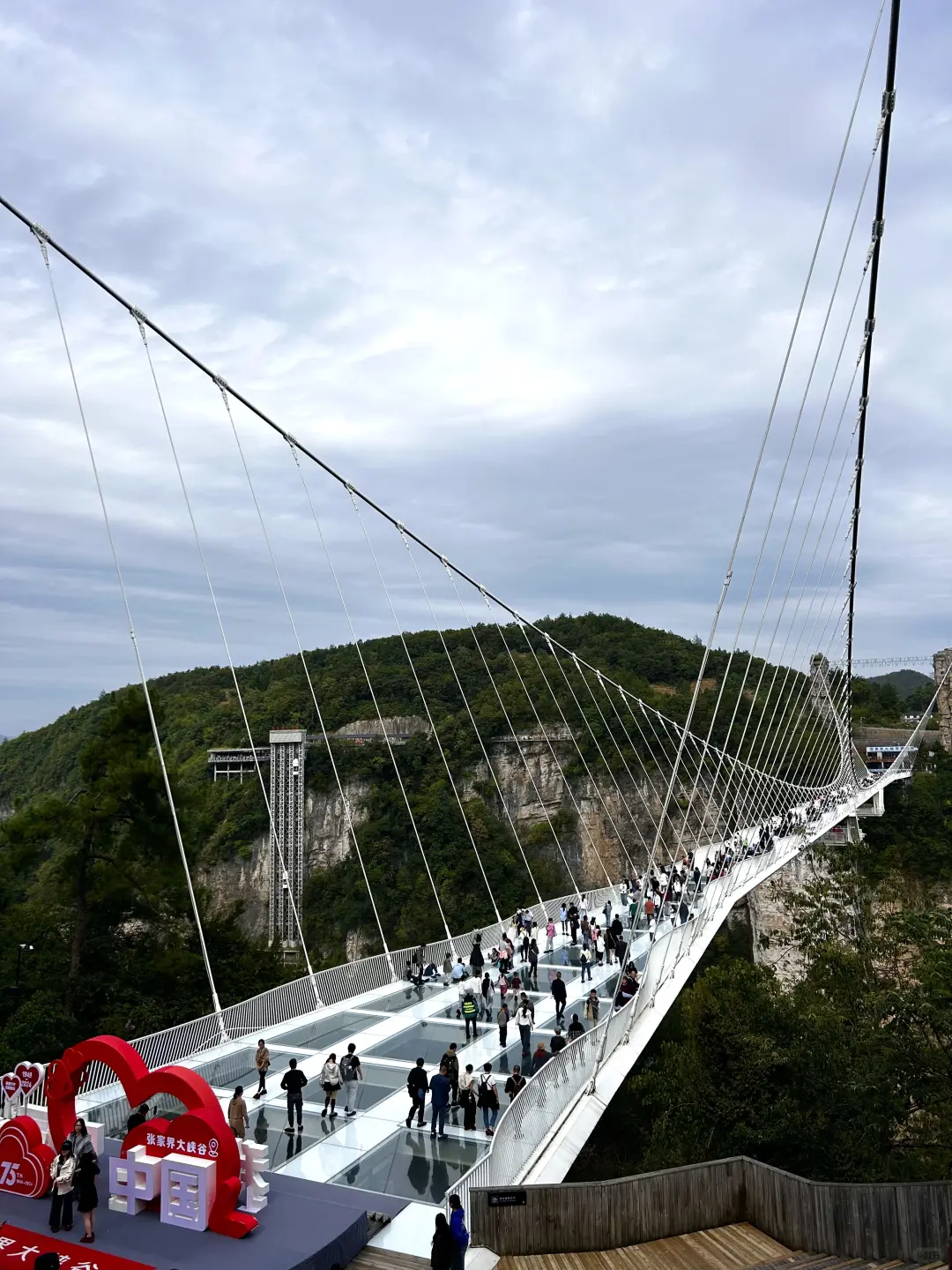 都感叹张家界山峰险峻，谁又知工人的勇气