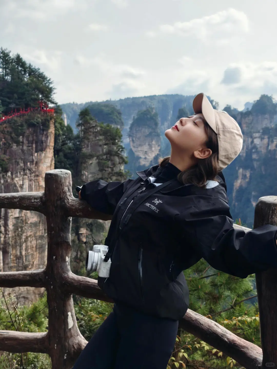 都感叹张家界山峰险峻，谁又知工人的勇气