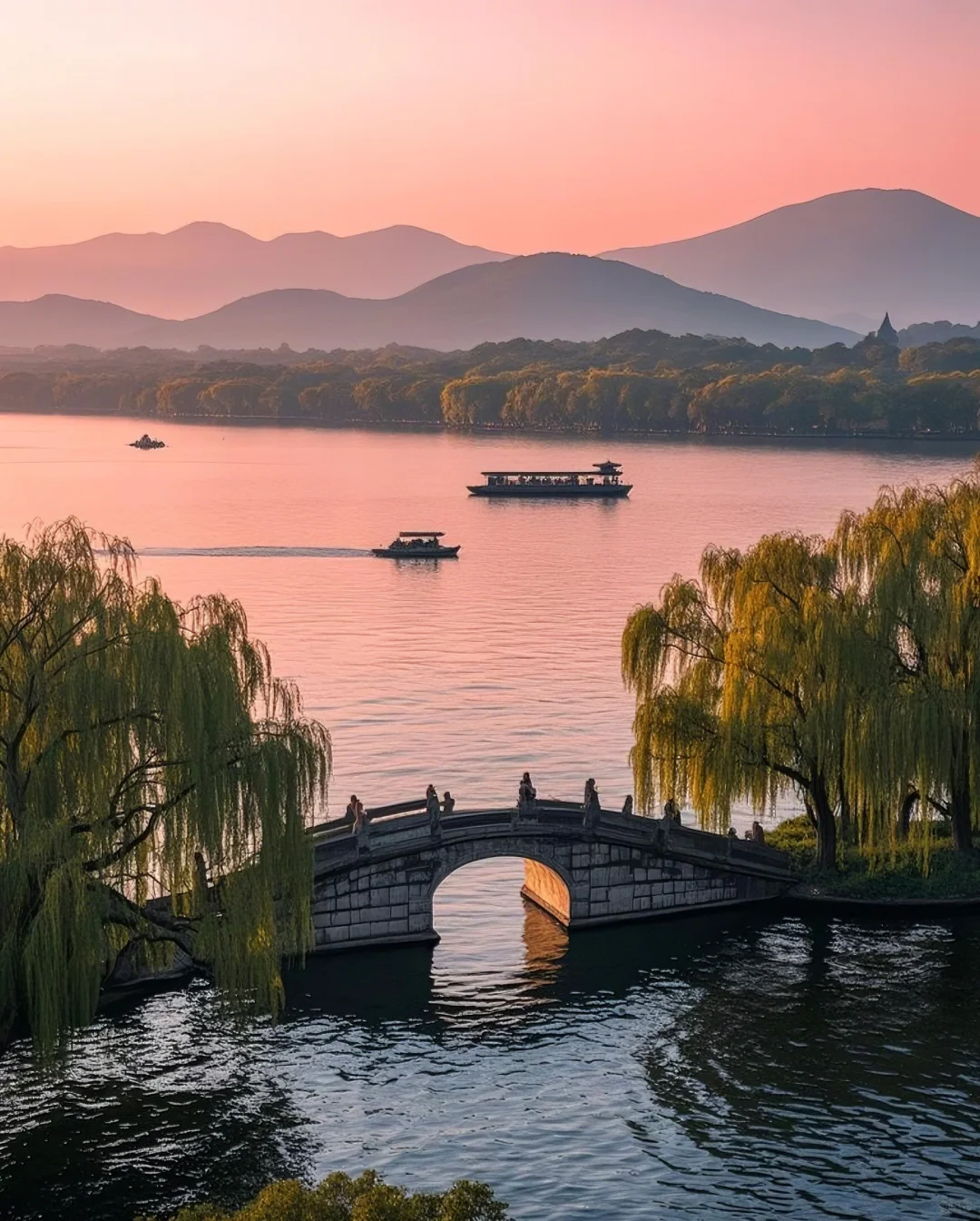 标题：🌸邂逅！西湖边的诗意浪漫