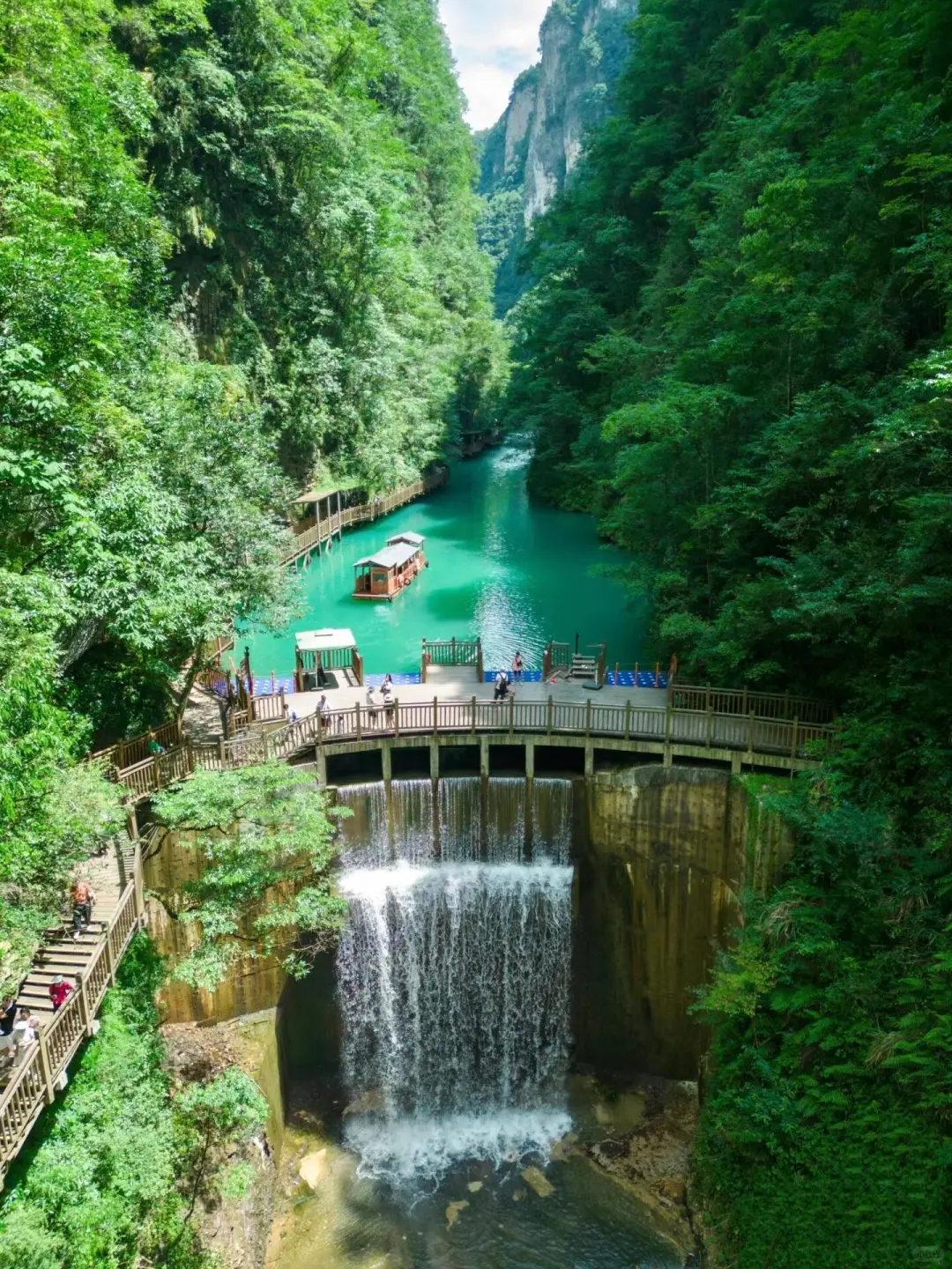 都感叹张家界山峰险峻，谁又知工人的勇气