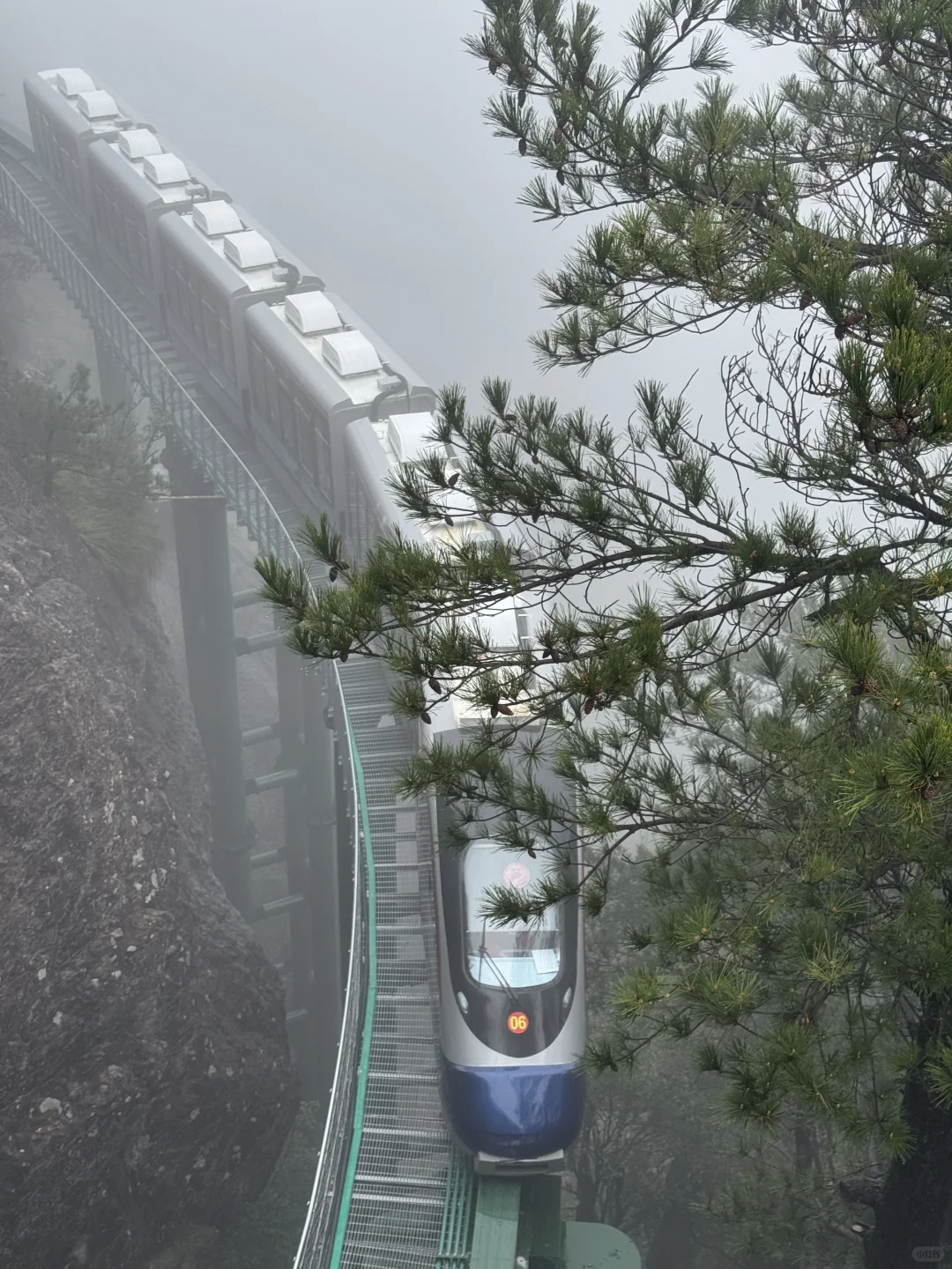 江西出现了新型爬山方式！悬崖动车他来了……