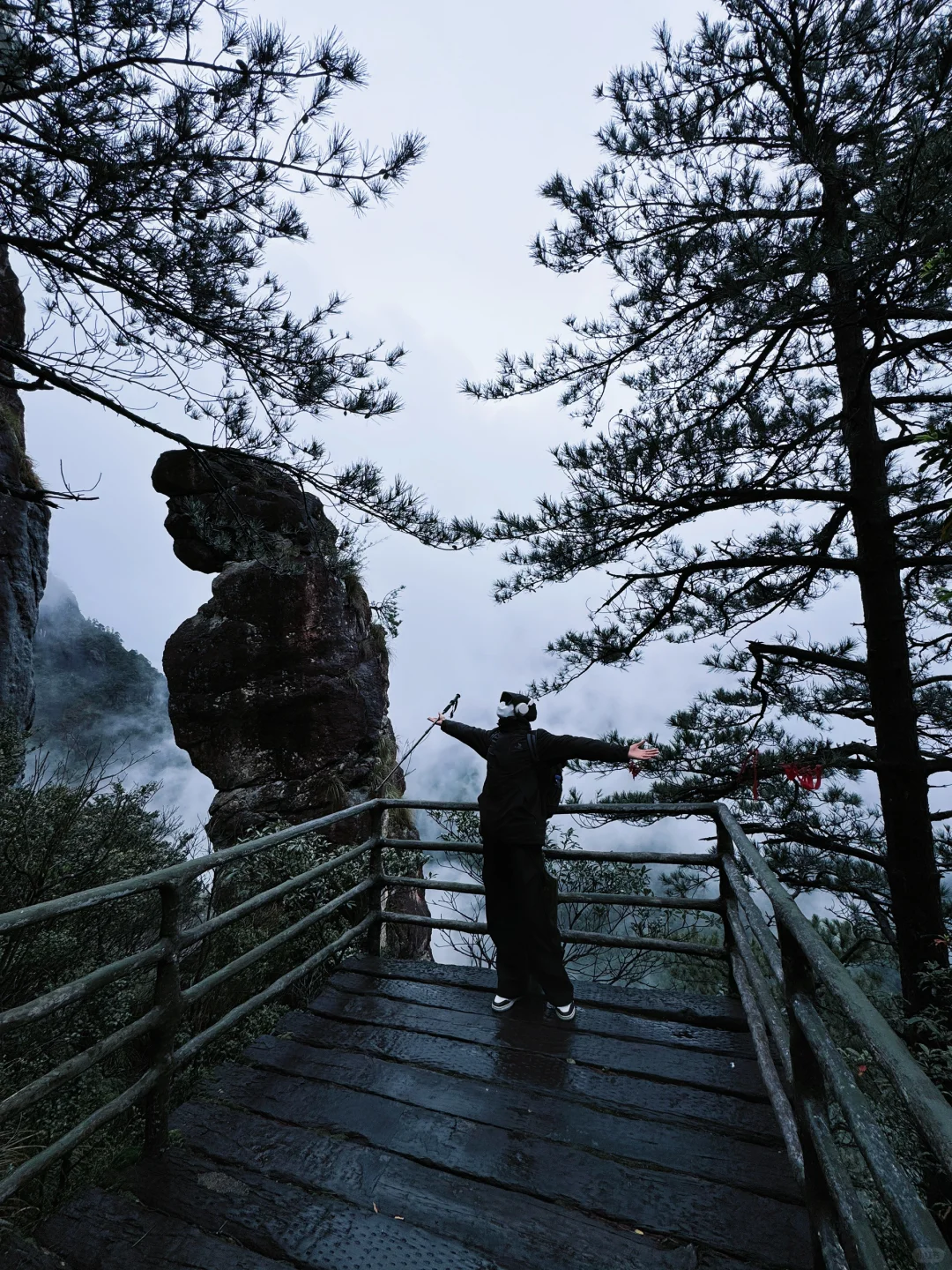 江西出现了新型爬山方式！悬崖动车他来了……