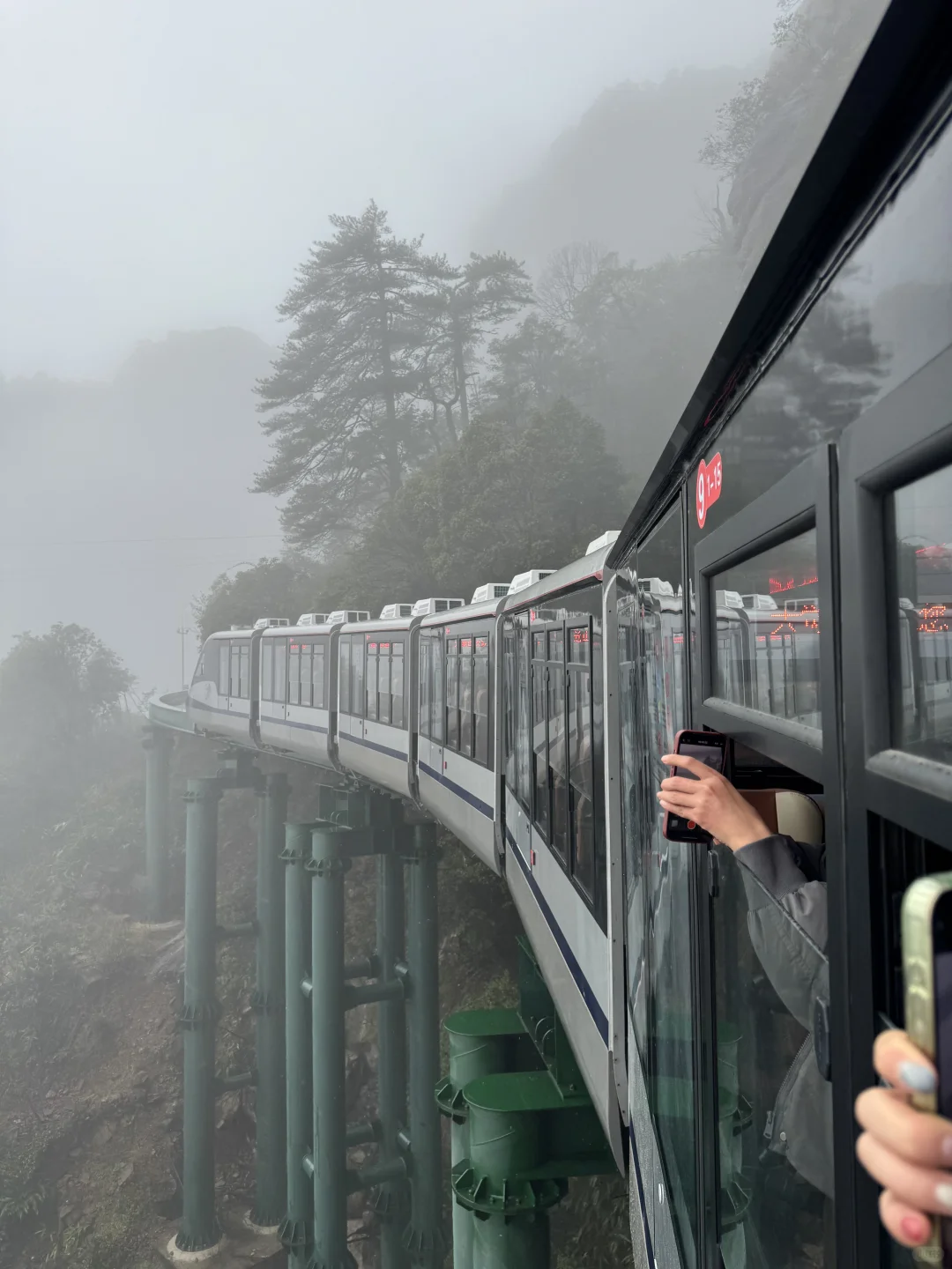 江西出现了新型爬山方式！悬崖动车他来了……