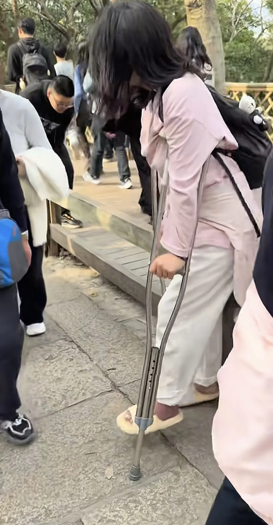 游客在普陀山走了四站租不到轮椅