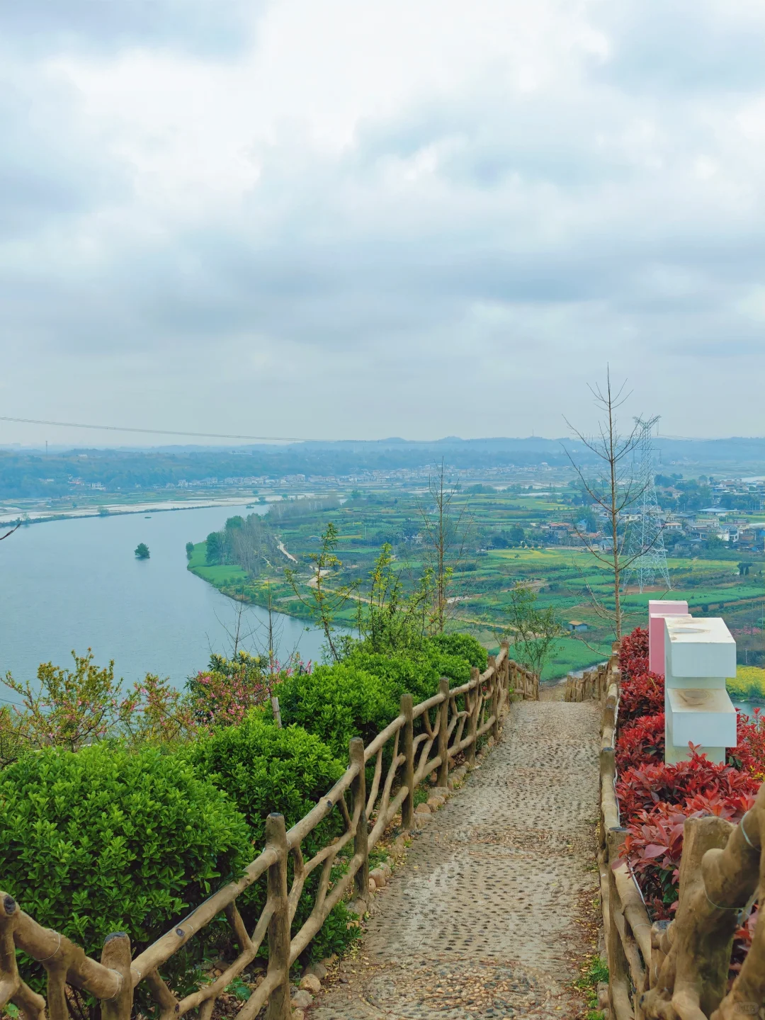 比龙泉山人少，比林芝近！成都人的桃花源