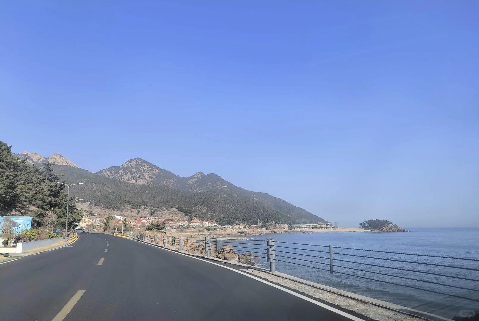 东麦窑村外面的景观路上