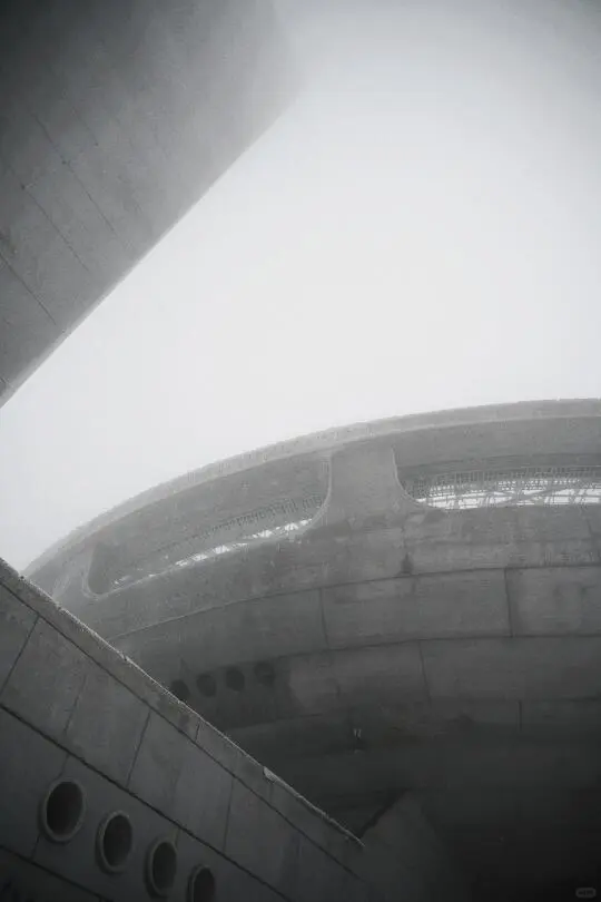 哇塞！探秘保加利亚的冰峰纪念碑